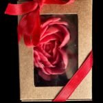 Μπομπονιέρα γάμου τριαντάφυλλο σε σχήμα καρδιάς  κόκκινο