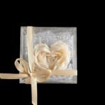 Μπομπονιέρα γάμου τριαντάφυλλο σε σχήμα καρδιάς